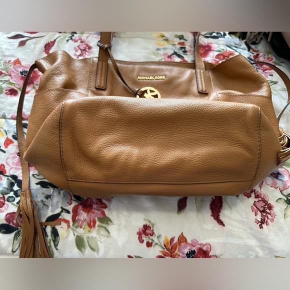 🎉SOLD🎉Michael Kors Ashbury Leather Medium Shoulder Bag - Acorn color - Picture 2 of 4